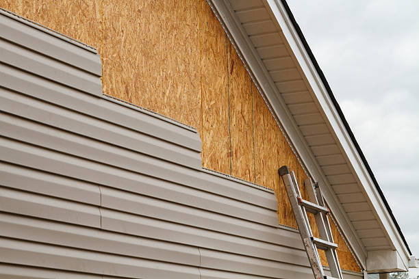 Professional Siding technician working in DuPont, WA
